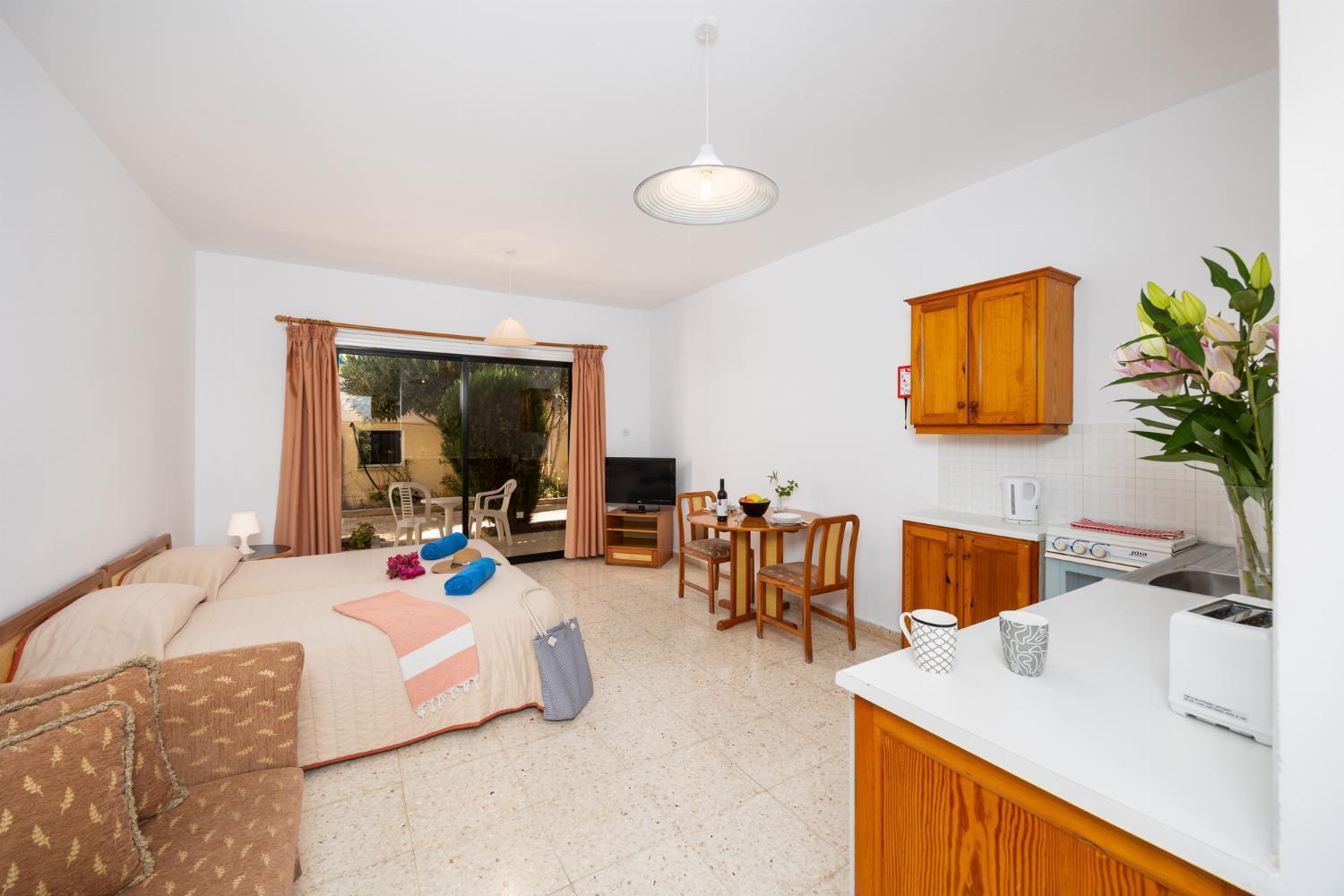 Tavros Hotel Apartments Polis Szoba fotó